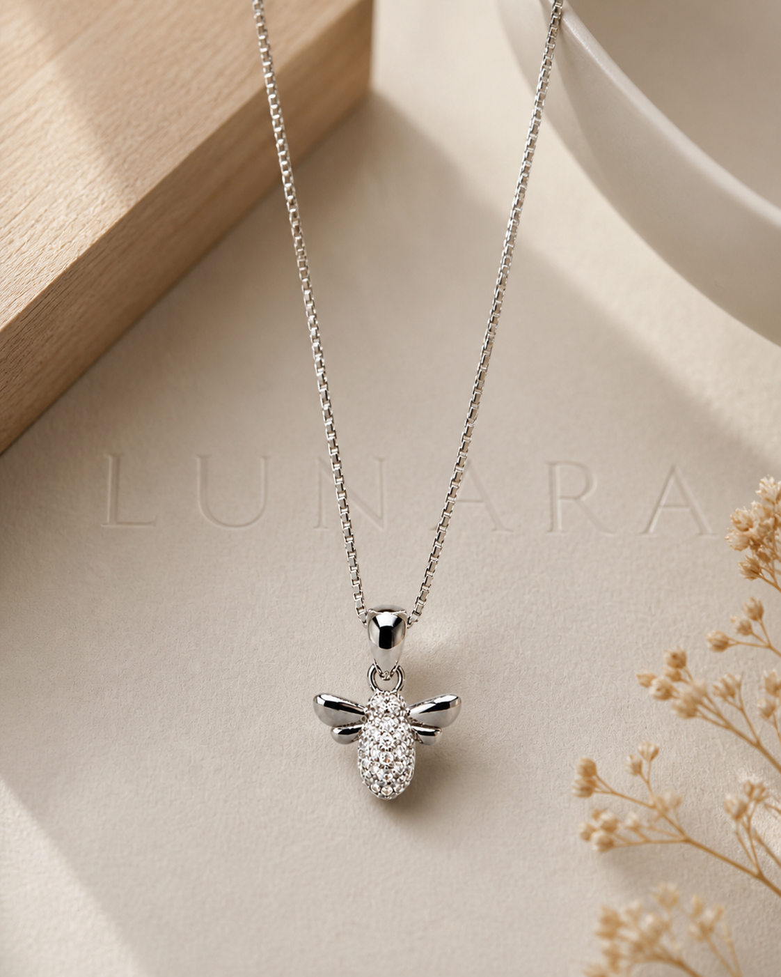 LUMEBEE NECKLACE